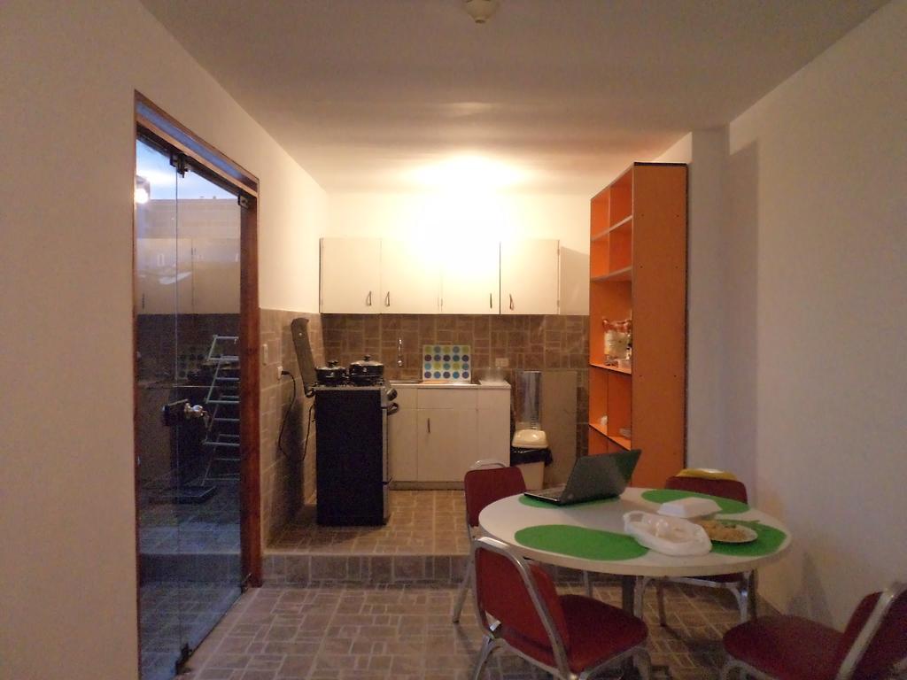 La Casa De Karla Hostel Lima Phòng bức ảnh